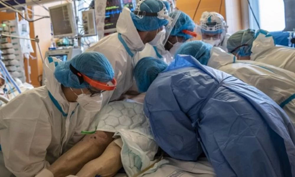 Η πανδημία στέρησε την ζωή σε παραπάνω από 2 εκατ. πολίτες